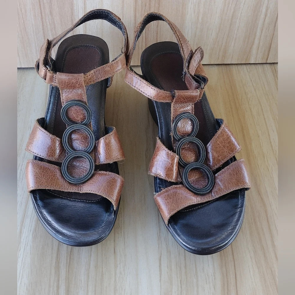 Naot Leather Platform Wedge Sandals Sz 7 EU 38 Cognac Brown Ankle T Strap Shoes